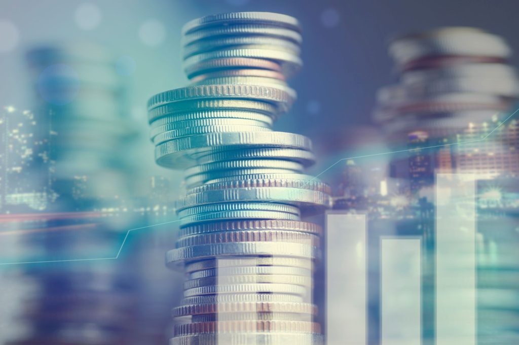 Imagem de pilhas de moedas, representando o BRM, investimentos e relacionamento com as IFs.